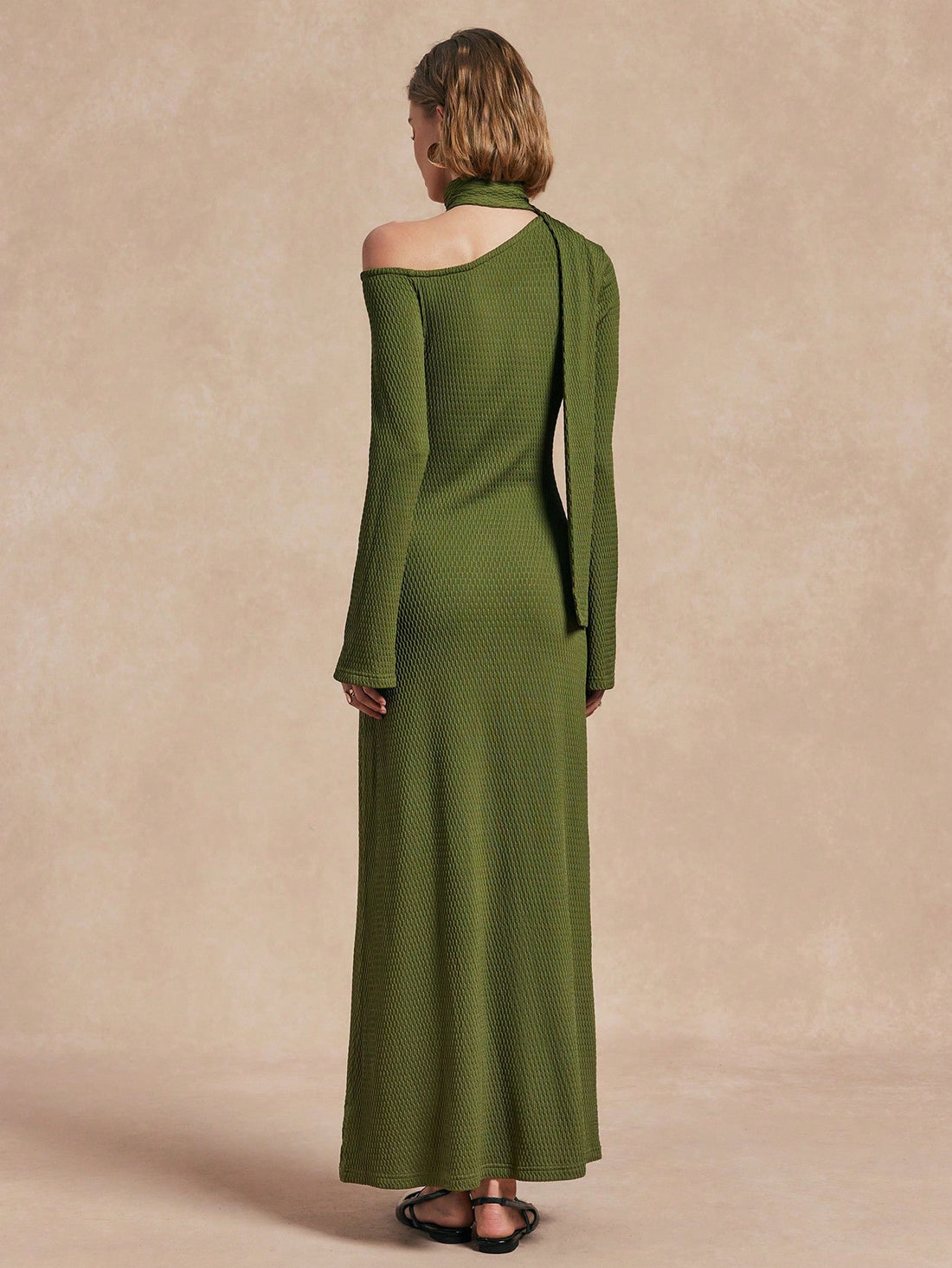 Elevate your style game with our Chic & Cozy High-Collar Knitted Long Sleeve Dress! This effortless piece offers both chicness and comfort, perfect for any occasion. Its high-collar and knitted design adds a touch of elegance to your look, making you stand out in the most cozy way.