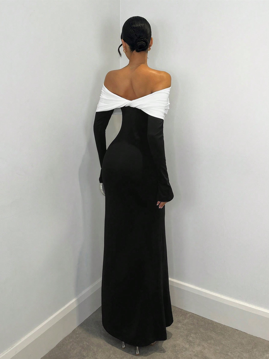 Dress to impress in this elegant and versatile black and white off-shoulder dress. Perfect for casual dates and nights out, its long sleeves and unique design will make you stand out from the crowd. So go ahead and show off your style with this must-have dress.