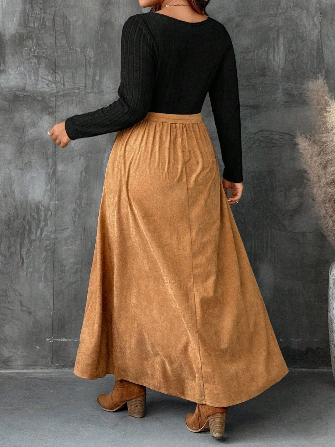 Dress up your style with this effortlessly chic and comfortable high slit dress. Perfect for spring and autumn, it features a belt for a customizable fit. Embrace ease and elegance with this wardrobe must-have.