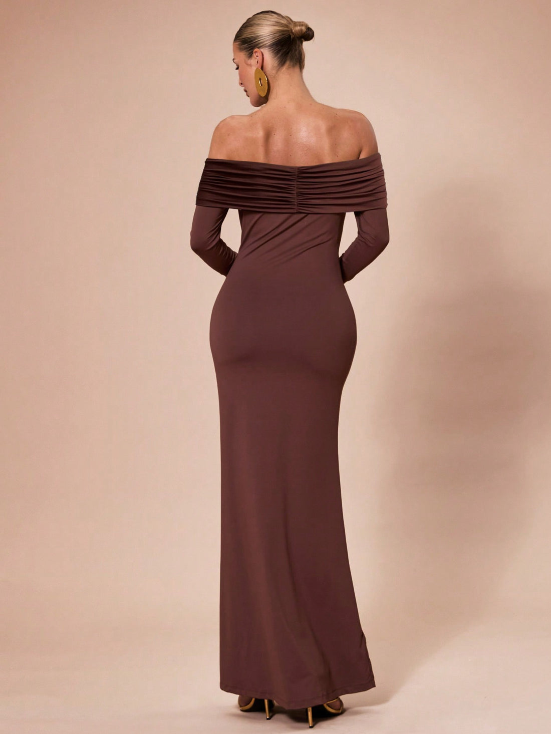 Show off your style with our Elegant Open Shoulder Long Sleeve Dress! Perfect for casual hangouts or semi-formal events, its open shoulder design adds a touch of elegance. Get ready to make a statement and catch some eyes with this dress!