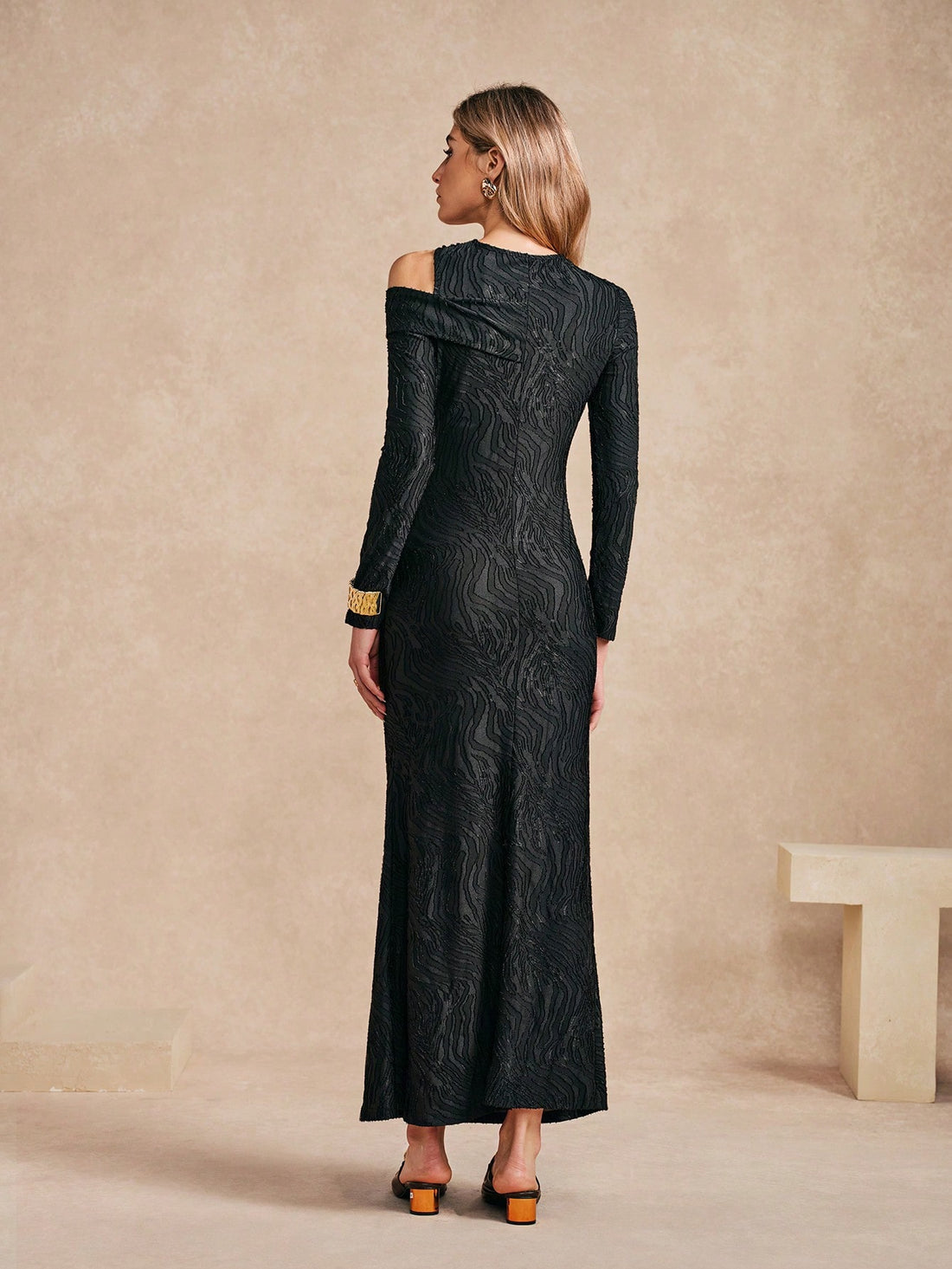 Introducing the Autumn dress for women with textured knit and eye-catching hollow-out design. This dress is perfect for a stylish and elegant look, while keeping you comfortable in the cooler months. Stay fashion-forward with this stunning maxi dress.