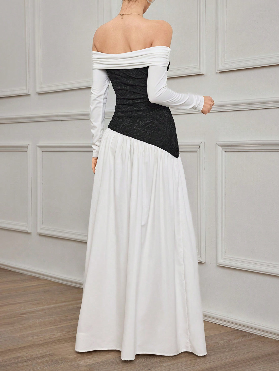 Looking for the perfect dress for formal evening parties? Look no further than our Elegant Fit and Flare Knit Patchwork Dress! Designed for women who want a touch of elegance and a flare for fashion, this dress is a must-have. With its patchwork design and flattering fit, you'll be the center of attention (in a good way) at any event.