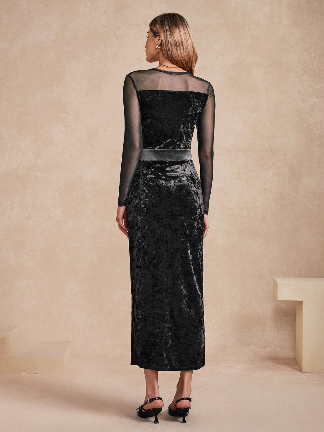 Be the queen of chic in this elegant fitted midi dress! Made of luxurious velvet, this dress is perfect for any occasion. From a formal event to a night out with friends, this dress will make you stand out and turn heads. A must-have for every fashion-forward woman.