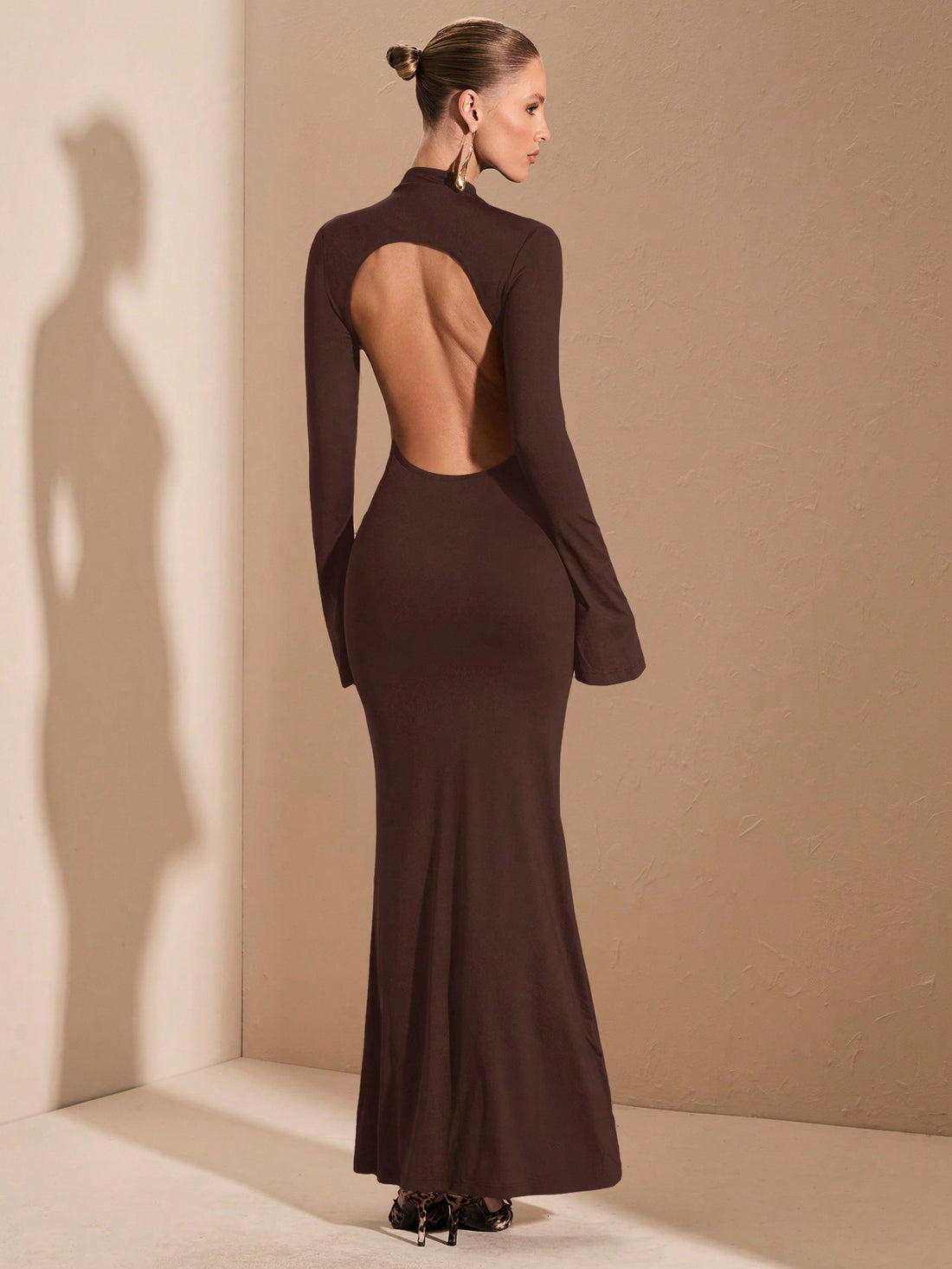 Spice up your date nights and parties with this chic autumn long sleeve dress for women. Stand out from the crowd with this perfect combination of style and comfort. Perfect for those who want to make a statement without sacrificing comfort.