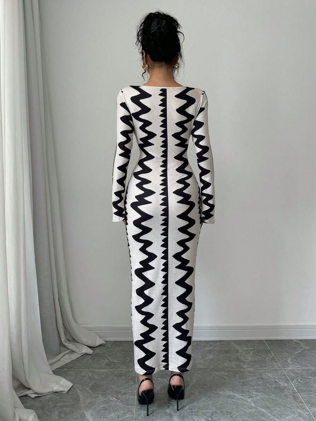 Slip into effortless elegance with this stunning bodycon maxi dress, designed to hug your curves in all the right ways. The long sleeves and allover print deliver that perfect blend of coverage and eye-catching style, making it your go-to piece for fall gatherings, date nights, or whenever you want to feel absolutely fabulous. Versatile enough to dress up with heels or keep casual with sneakers, this chic number proves that comfort and confidence can absolutely coexist. Your new favorite dress is calling!