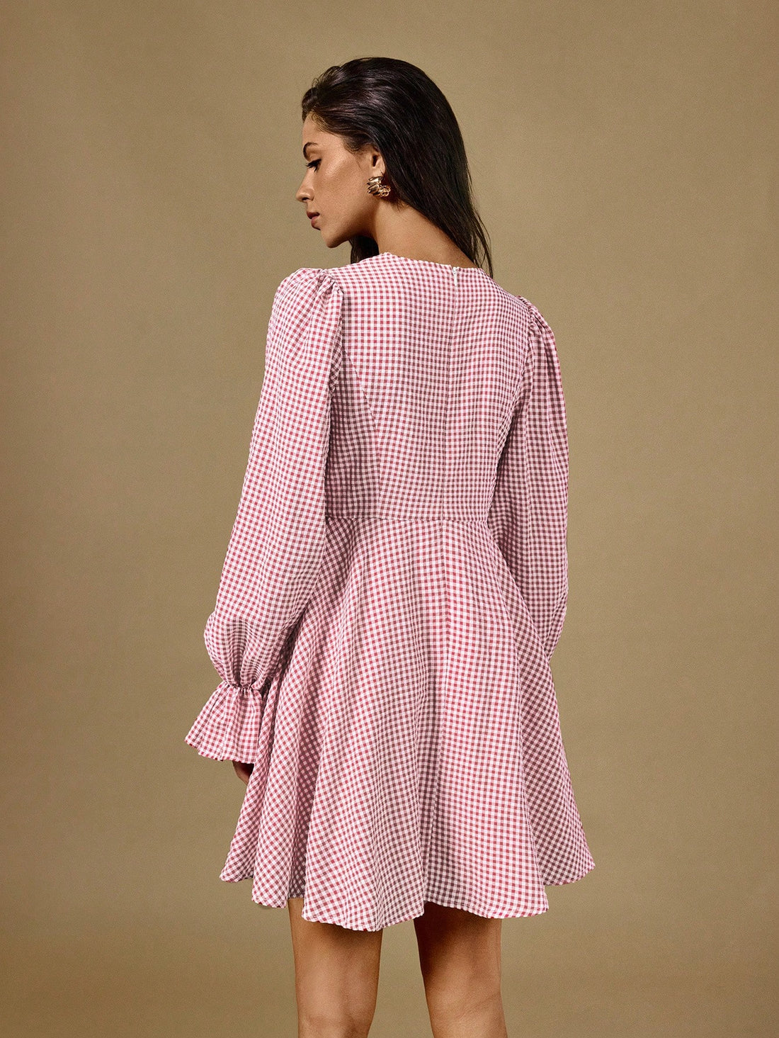 This charming autumn plaid dress features a delicate Peter Pan collar and a ruffled V-neck, adding a touch of femininity to the design. Made with quality materials, this dress boasts a timeless look perfect for both casual and formal occasions. Elevate your style with this classic, versatile piece.