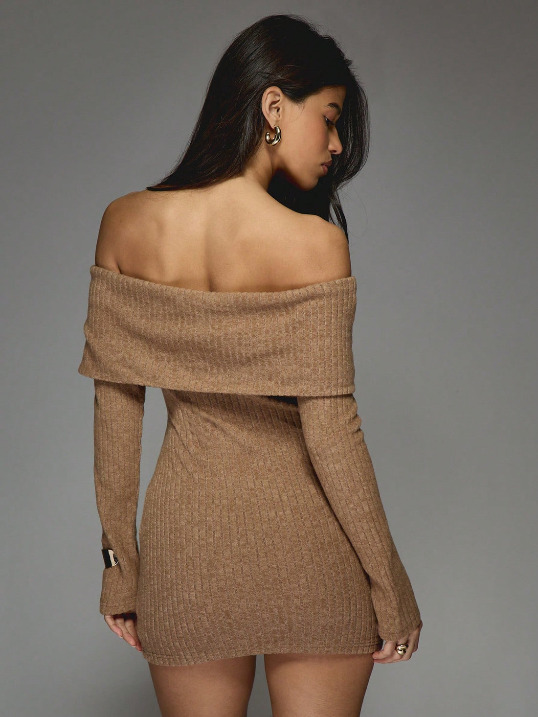Get ready to turn heads in this Fashionable Metal Detail Rib Knit Off-Shoulder Bodycon Mini Dress! With its stylish metal detailing and off-shoulder design, this dress is sure to make a statement. The rib knit fabric hugs your curves while the long sleeves provide coverage. Perfect for a night out or special occasion.