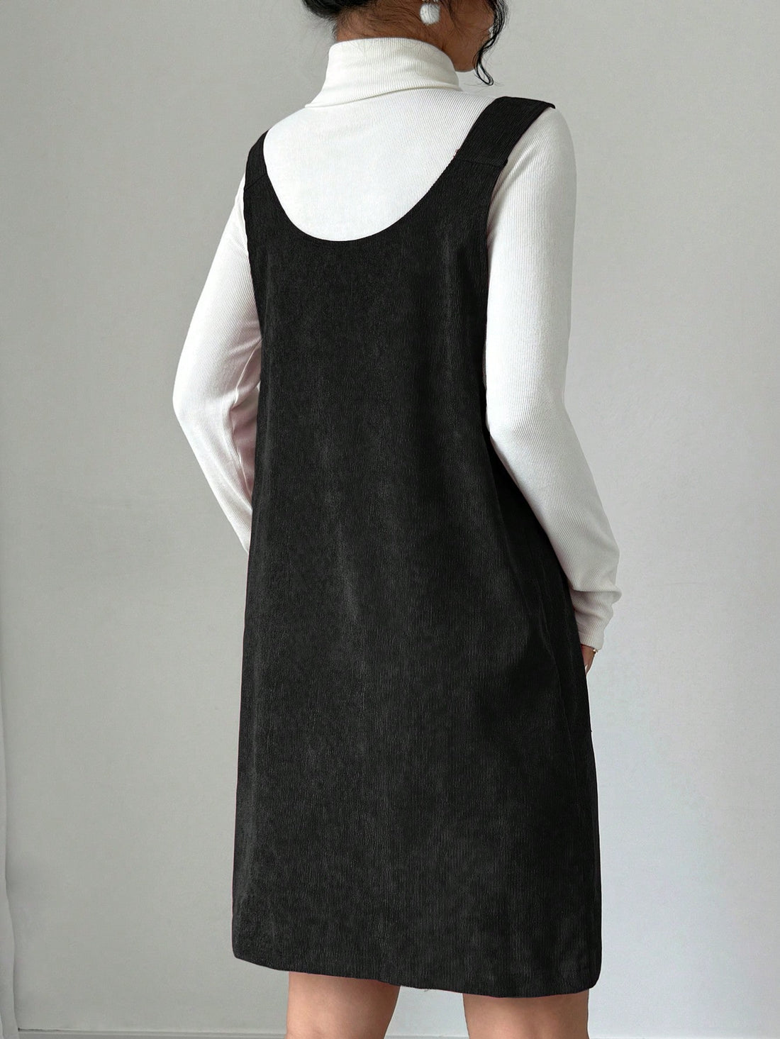 Fall in love with our Chic & Cozy Suspender Dress! Stay warm and stylish this Autumn/Winter with this loose and comfortable corduroy dress featuring convenient pockets. Perfect for casual days, this dress will be your go-to for a stylish and relaxed look! (Pair it with a cute beanie for extra coziness!)