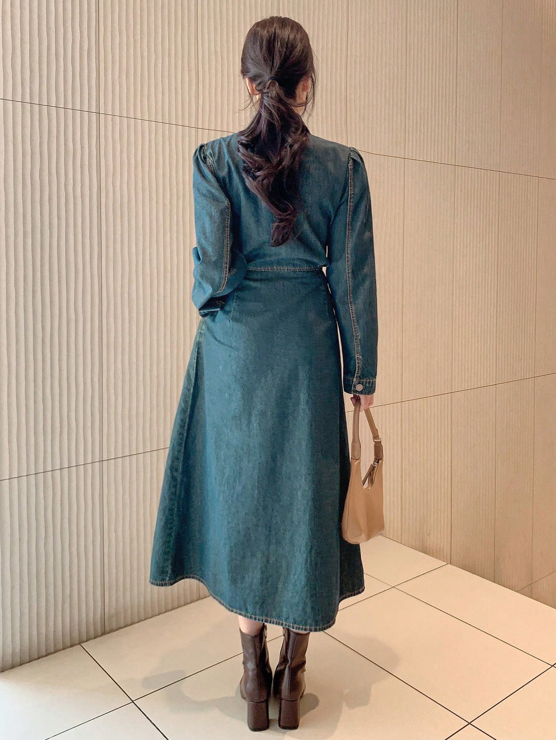 Effortlessly chic meets timeless elegance. This stunning denim dress boasts a flattering pleated design and a delicate tie-neck detail, perfect for any occasion. Expertly crafted with long sleeves and a versatile silhouette, this dress will effortlessly elevate your style and leave you feeling confident and beautiful.