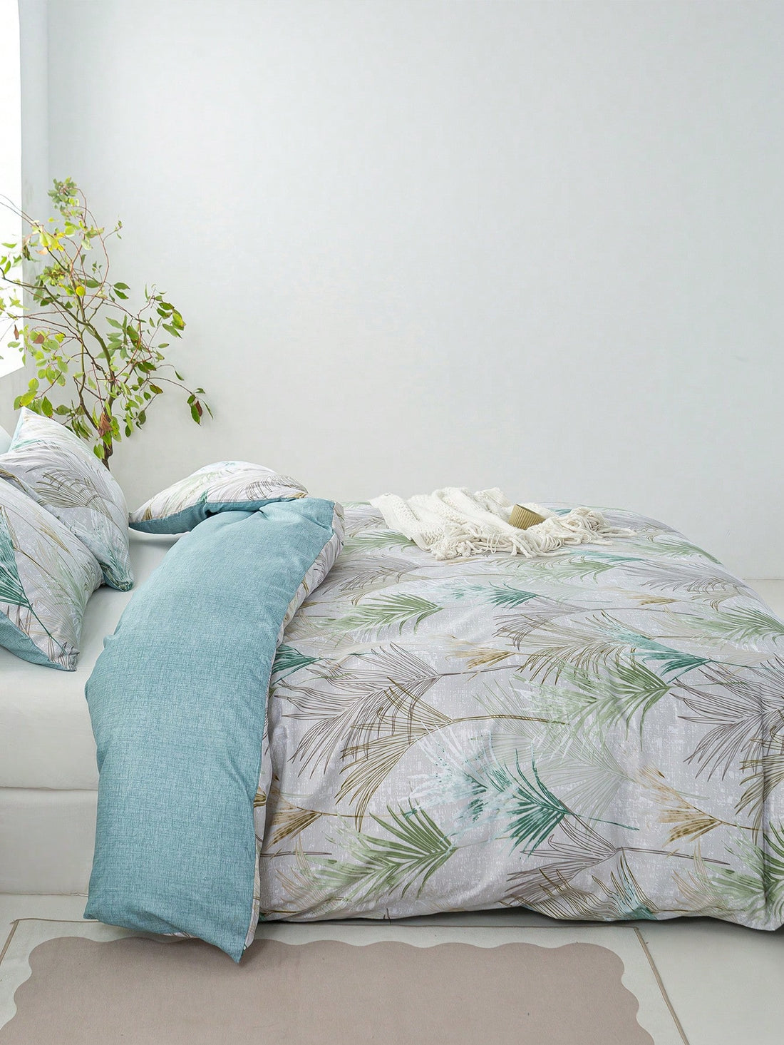 Wrap yourself in cozy charm with our Elegant Leaf Pattern 3-Piece Duvet Cover Set! Soft and skin-friendly, this bedding brings a touch of nature’s whimsy to your room while keeping you comfy all year round. Perfect for those who love a playful yet stylish sleep space, it’s your new go-to for sweet dreams and cozy nights.