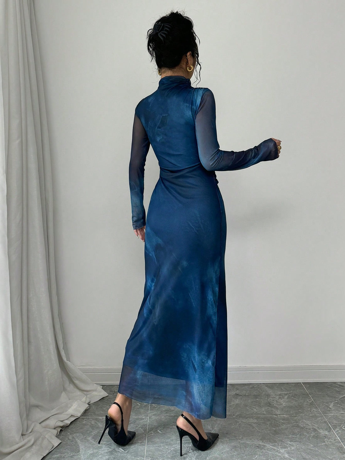 Experience elegance with our Chic Autumn Elegance dress! The pleated waist and slimming design will flatter your figure while the tie-dye pattern adds a touch of uniqueness. The stand collar adds a sophisticated touch to this stylish dress. Perfect for any autumn occasion!