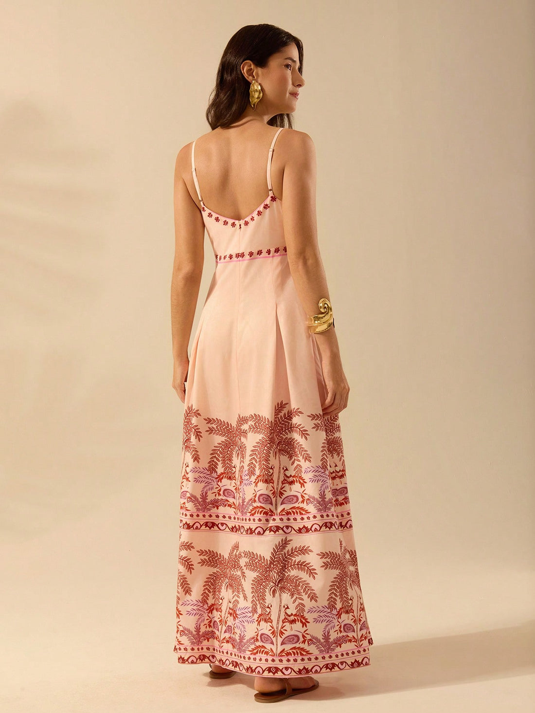 Get ready for some bohemian bliss with our Tropical Floral Print Sleeveless Summer Dress! Perfect for casual holidays, this dress features a vibrant floral print and a sleeveless design, making it perfect for those warm summer days. Embrace your inner free spirit and rock this dress with confidence.