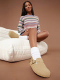 Flat clogs with closed round toe and cork look footbed