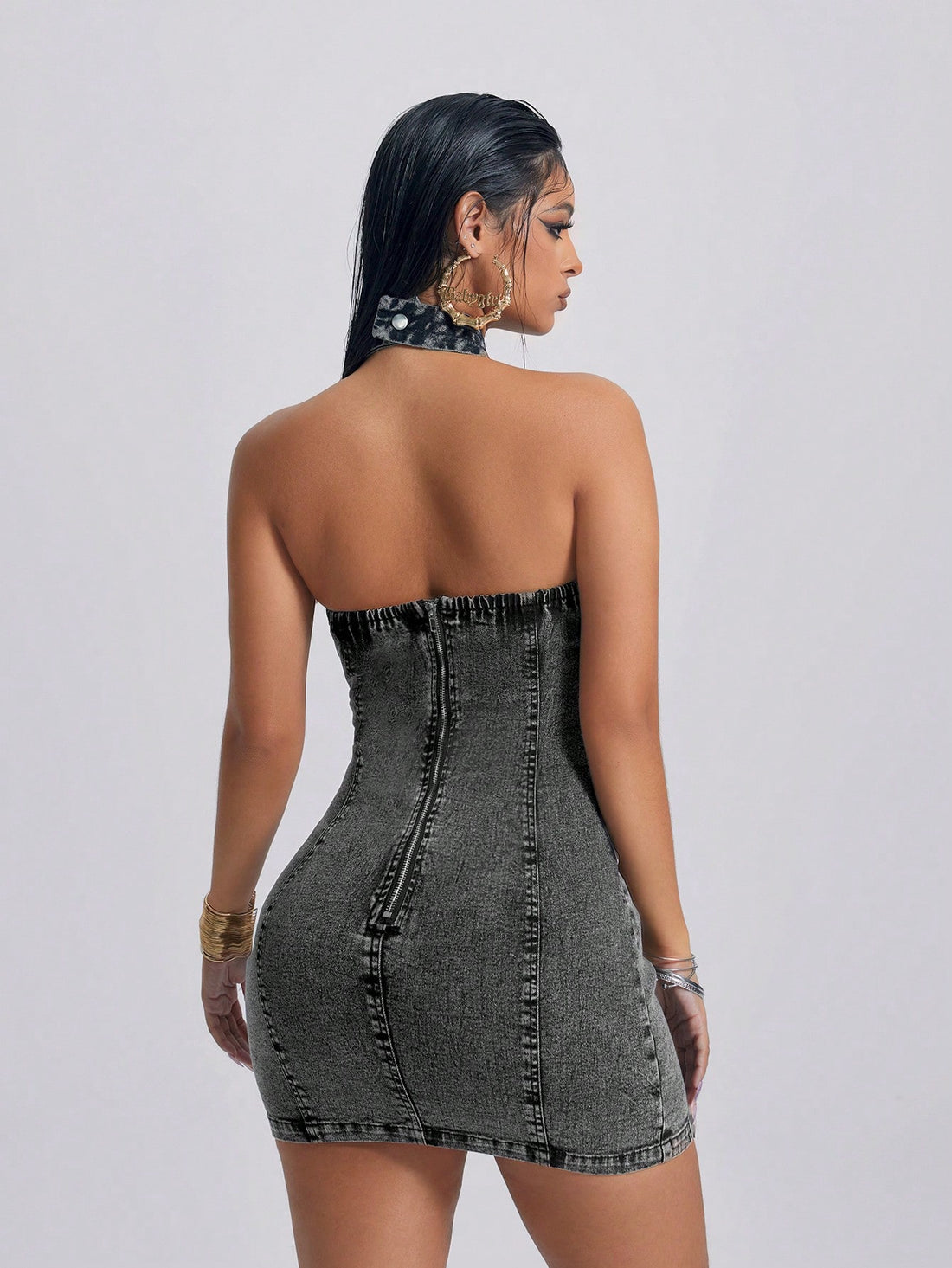 Introducing our Women's Criss-Cross Halter Neck Fitted Cutout Denim Dress! This dress features a unique halter neck design and cutout details for a modern and chic look. Made with high-quality denim fabric, it offers a comfortable and flattering fit for any body type. Upgrade your wardrobe with this stylish dress now!
