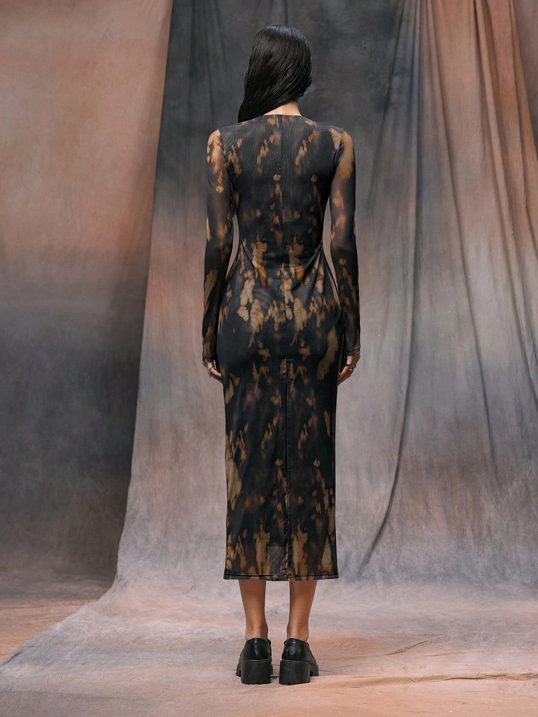 Step into autumn with flair in this Trendy Autumn Tie-Dye Bodycon Dress for Women. Its vibrant tie-dye pattern adds a playful twist to your wardrobe, while the bodycon fit highlights your curves with confidence. Perfect for cozy days or lively nights, this dress blends comfort and style effortlessly. Embrace the season’s spirit and turn heads wherever you go!