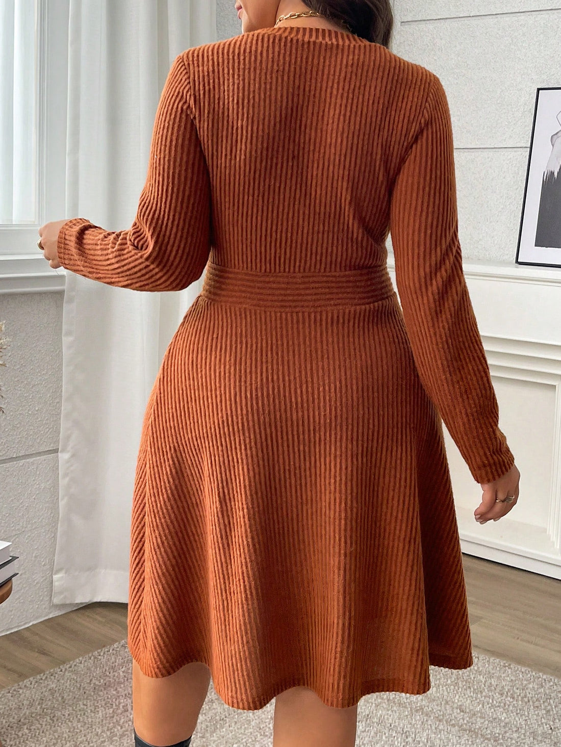 Step into fall with the Plus Size A-Line Dress! Its playful button design and flattering V-neck hug your curves while the long sleeves add cozy charm. Flowy and comfortable, this dress effortlessly combines style and ease for your autumn adventures.