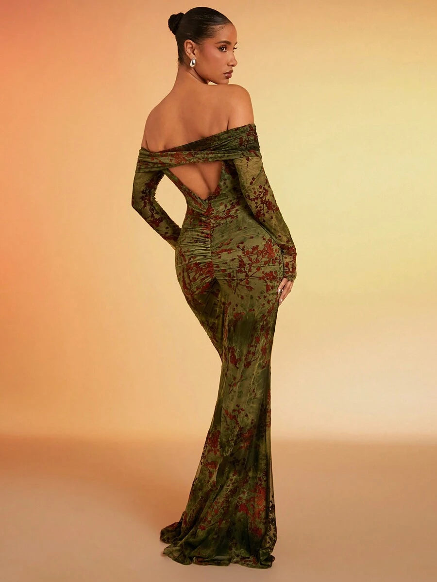 Turn heads and twirl with confidence in this Elegant Off-Shoulder Mermaid Hem Dress, designed to celebrate your chic side. The playful twist detail adds a flirty touch, while the mermaid hem gracefully highlights your silhouette. Perfect for evenings when you want to mix elegance with a dash of fun.