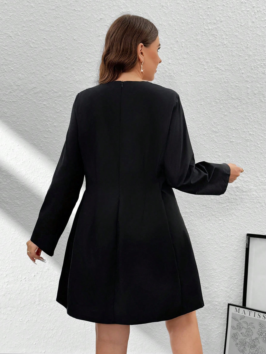 Celebrate love in style with this plus size vintage-inspired black dress, perfect for Valentine’s Day and beyond. Featuring long sleeves for a graceful touch, a charming bow brooch that adds a flirty accent, and a tie waist to flatter your curves, this dress effortlessly blends classic romance with modern comfort. Whether it’s a date night or a special occasion, feel confident and playful in a look that’s as lovely as you are.