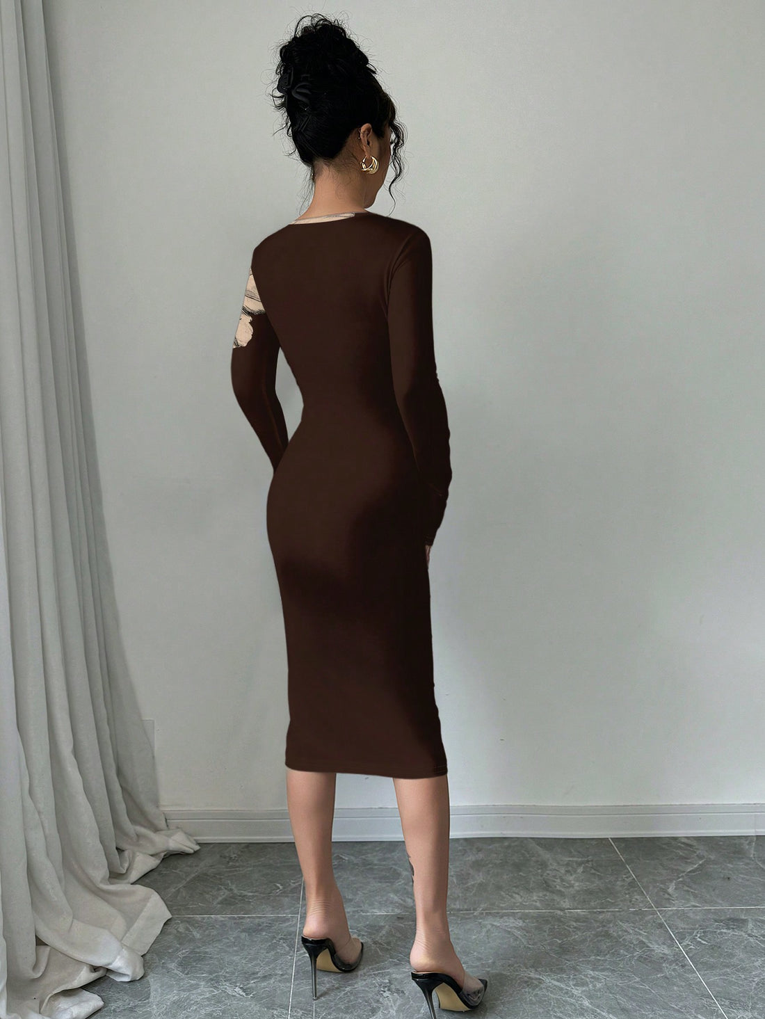 Bring effortless style to your autumn and winter wardrobe with our chic casual minimalist dress. With a sleek and modern design, this dress will elevate your everyday look. Stay on trend and comfortable all season long.