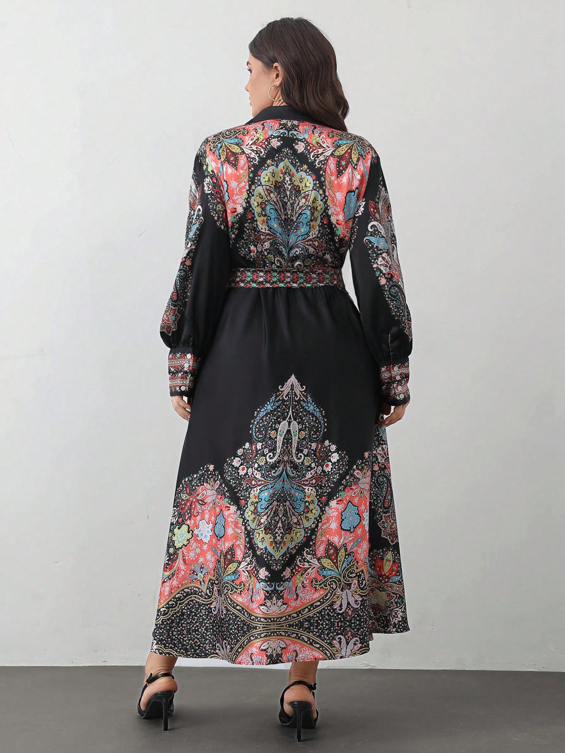 Step into spring and celebrate Valentine’s Day in style with this elegant plus size long sleeve dress. Featuring a flattering cinched waist and charming button details, it combines comfort with a playful touch. Perfect for any occasion where you want to feel confident and effortlessly chic.