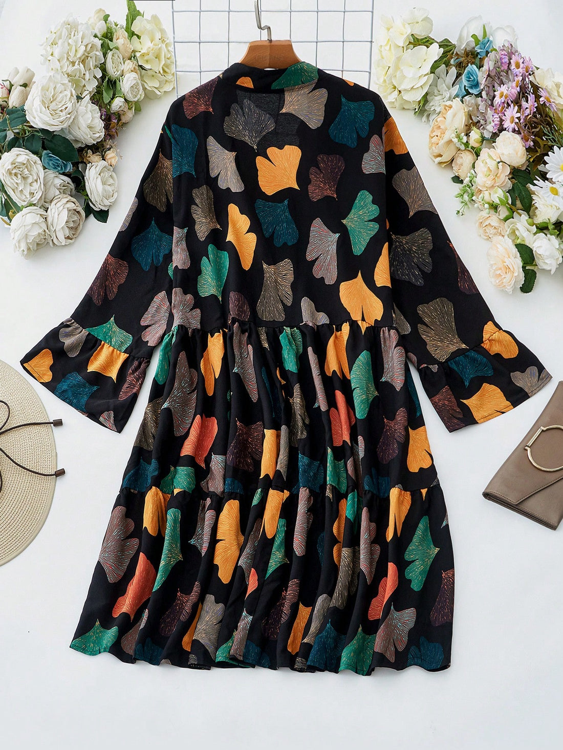 Turn over a new leaf in style with our Flirty Ginkgo Leaf V-Neck Flare Sleeve Plus Size Dress. The playful design adds effortless flair to any outfit. Stay stylish without even trying.
