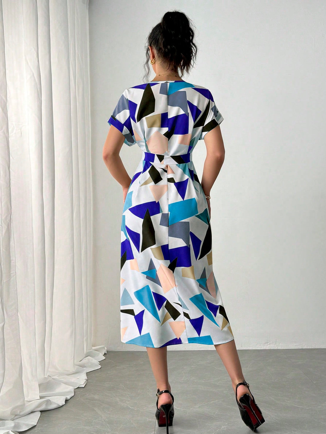 Effortlessly chic and versatile, this color block midi dress is a must-have for your spring and summer wardrobe! With its bold and playful design, it's perfect for any occasion and will keep you looking stylish. Don't miss out on this must-have dress!