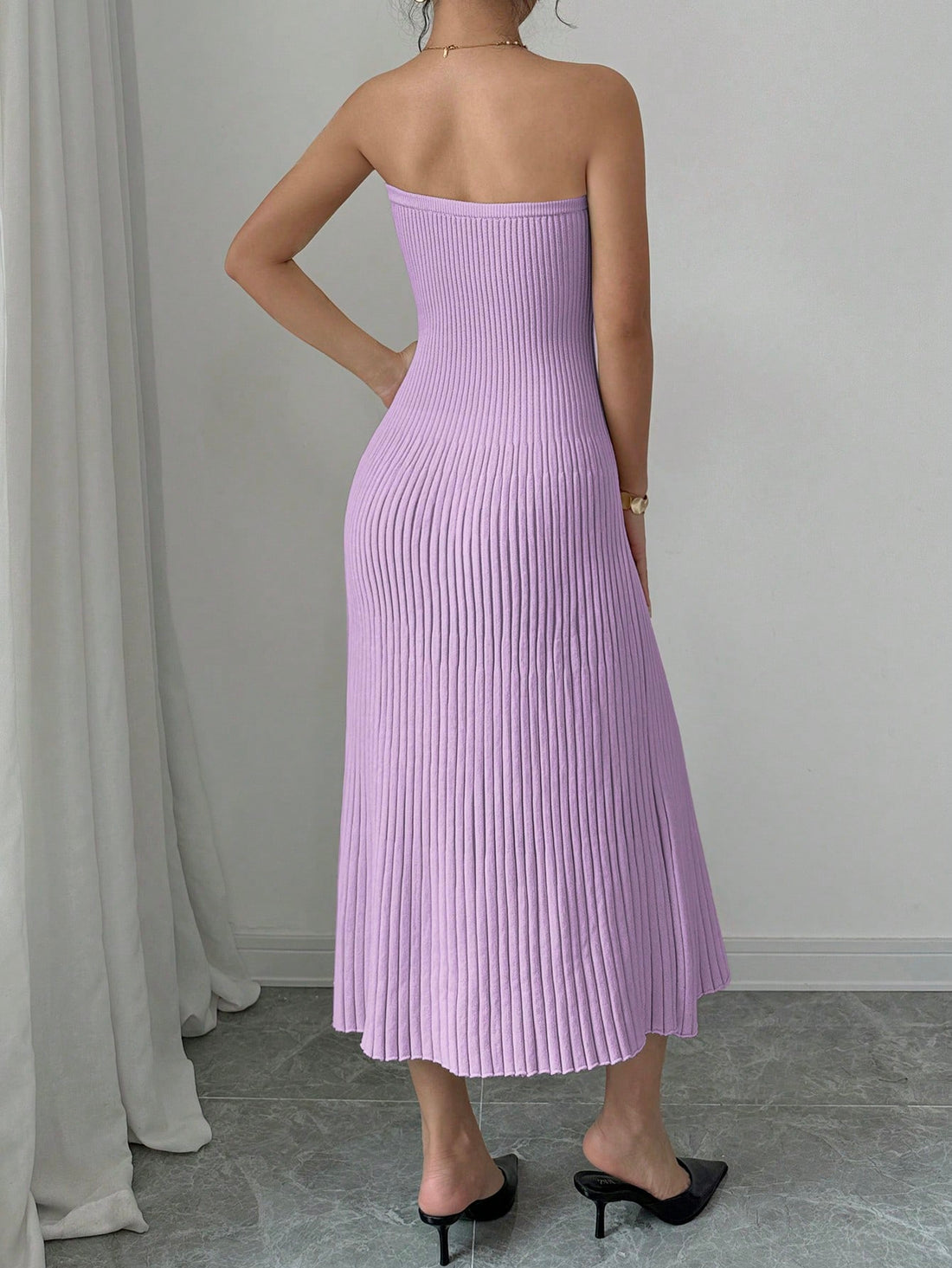 Effortless Elegance meets ultimate comfort with the Elenzga Women's Solid Color Long Maxi Sweater Dress. This versatile dress effortlessly elevates any ensemble, making it perfect for any occasion. With its cozy sweater material and flattering maxi length, you'll stay stylish and comfortable all day long.