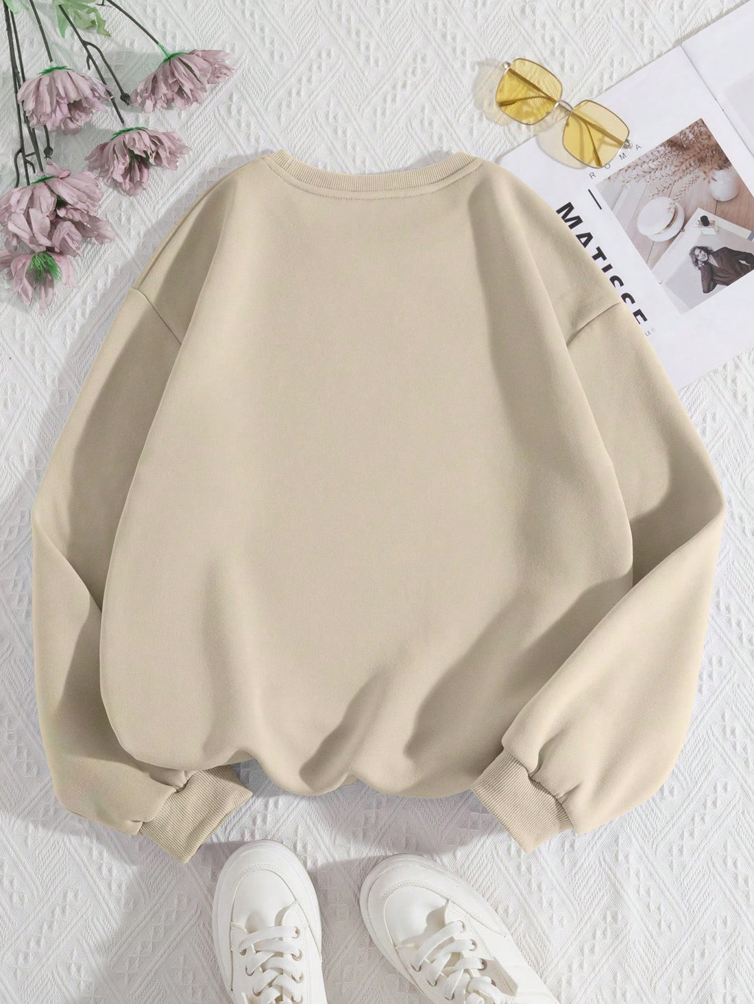 Stay cozy and stylish this autumn/winter with our Casual Chic sweatshirt. This loose-fitting sweatshirt features a playful slogan print, perfect for adding a touch of quirkiness to your wardrobe. Made for comfort and style, it's the perfect addition to your fall/winter wardrobe.