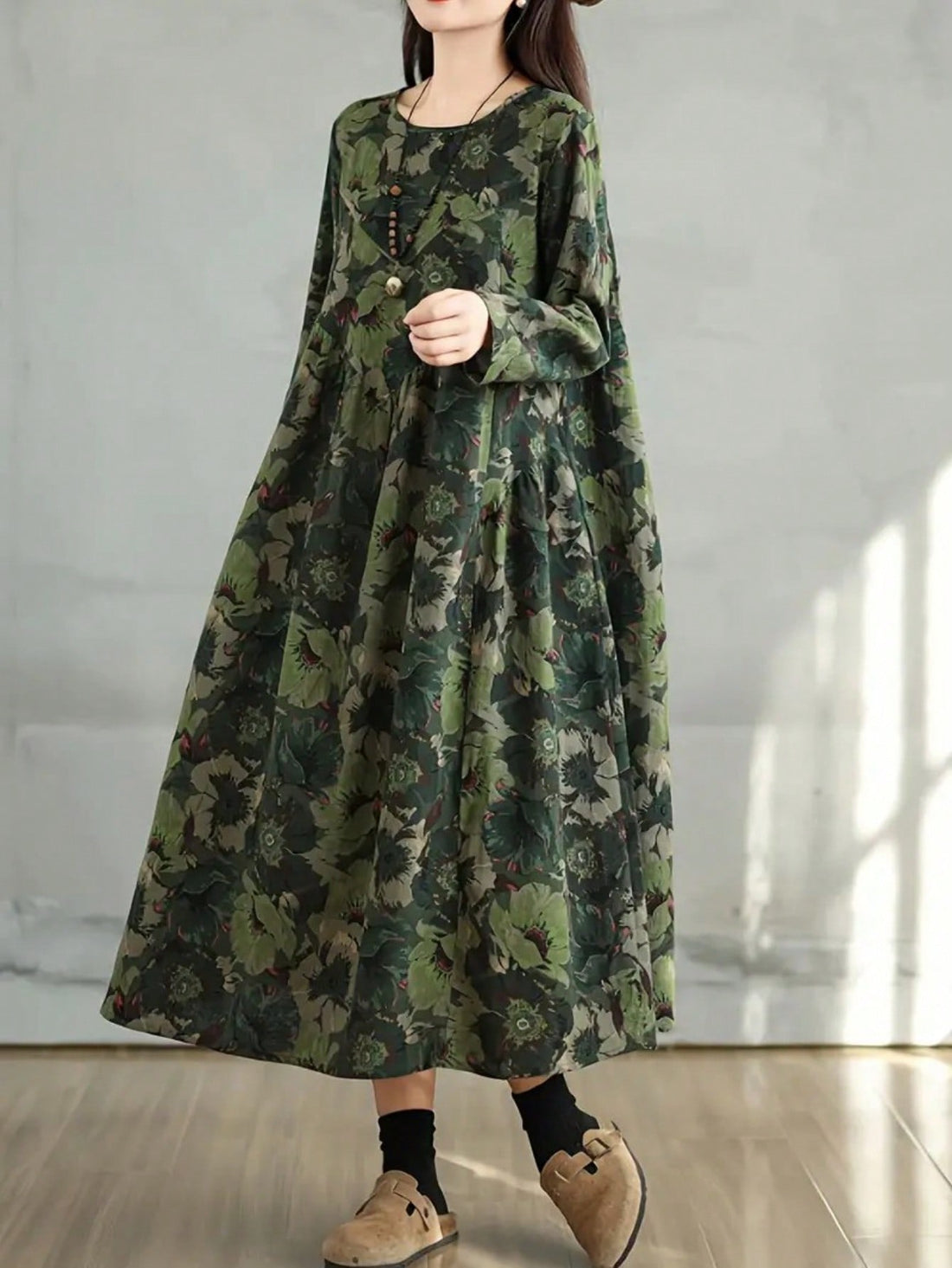 Slip into this floral dress with pockets for a chic look and convenient storage. Perfect for a casual day out, this plus-size dress features a flattering long sleeve and playful floral print. (Benefits: stylish, comfortable, practical)