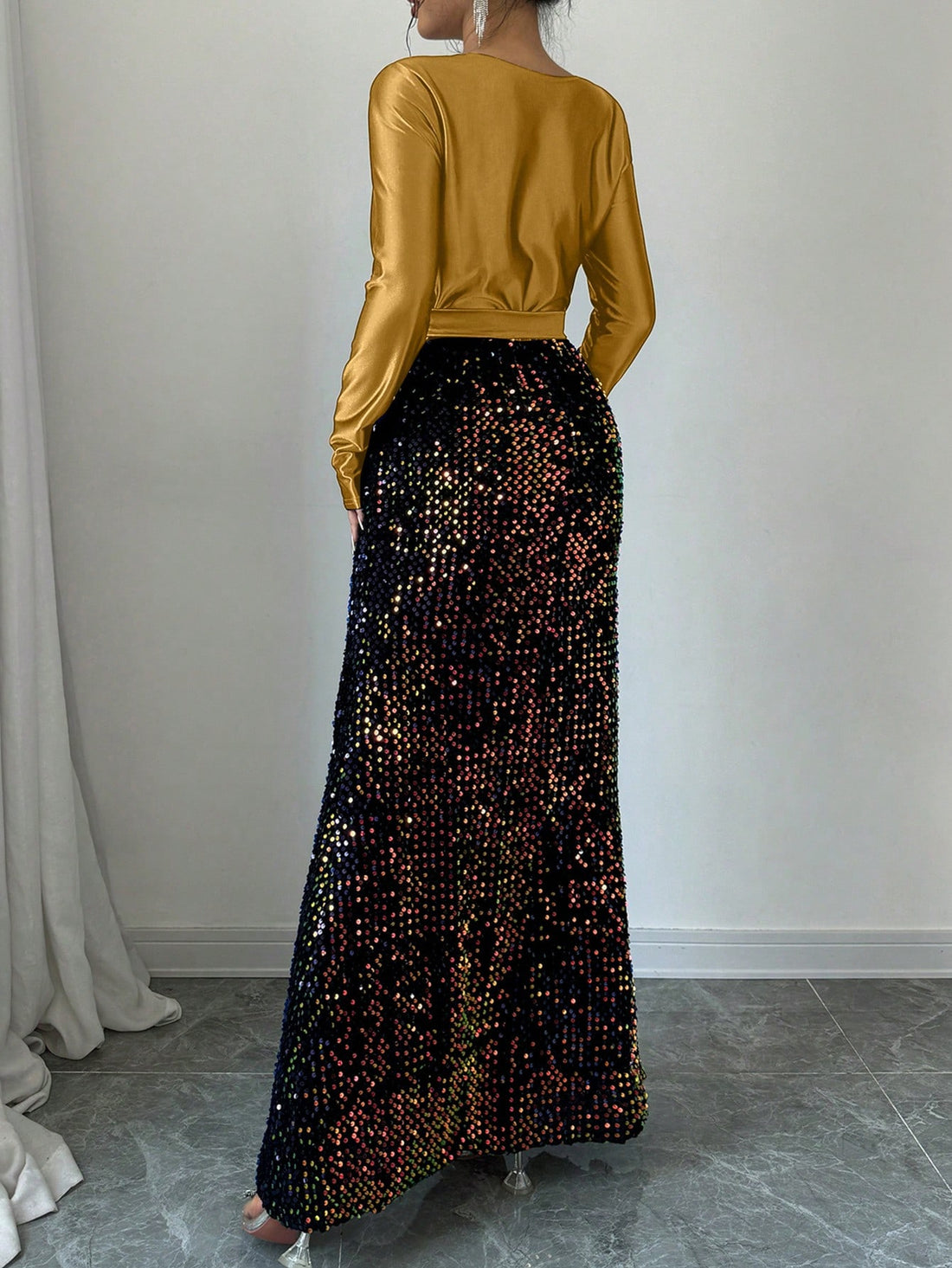 Effortless style has never been easier with the Raffin Minimalist Long Dress. Perfect for any occasion, this dress exudes elegance without the effort. Stay stylish and comfortable all day long with this minimalist design.