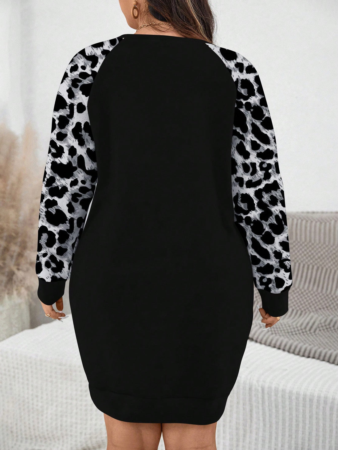 Stay chic and cozy this autumn/winter with our Plus Size Heart Leopard Print Long Sleeve Sweatshirt Dress. Featuring a playful heart and leopard print, this dress will add a touch of fun to your wardrobe. Stay warm and stylish in our comfy sweatshirt dress.