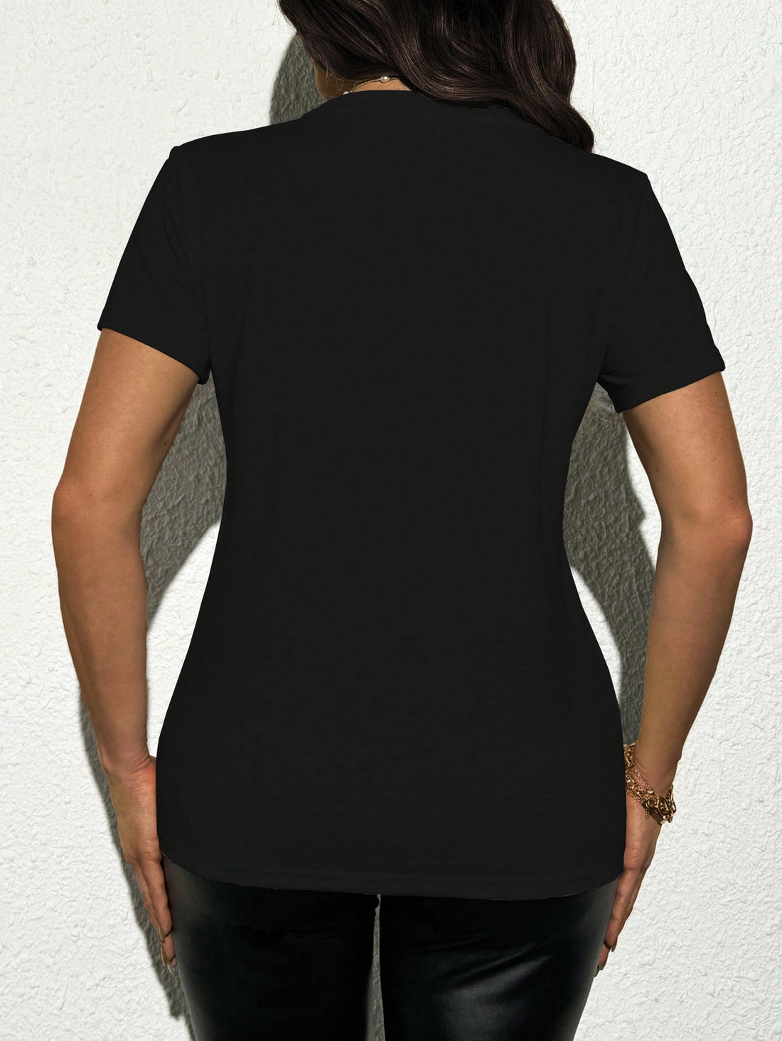 Spread the love with our Love Beats t-shirt! Featuring a fitted design and a unique heart ECG print, this t-shirt is perfect for Valentine's Day or any day you want to show your love. Wear it on its own or layer with your favorite outfits for a touch of fun and quirkiness.