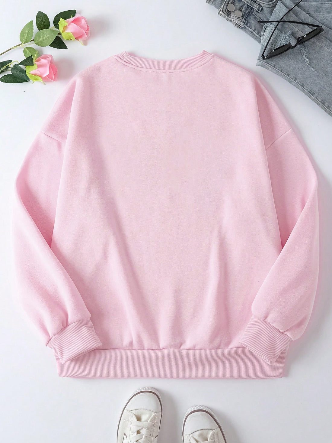 Stay cozy all season long with our Cozy Heart Duck Graphic Sweatshirt! With a loose fit, this versatile sweatshirt is perfect for autumn and winter. The adorable duck graphic adds a playful touch to any outfit. Stay snug (and stylish) with our sweatshirt!