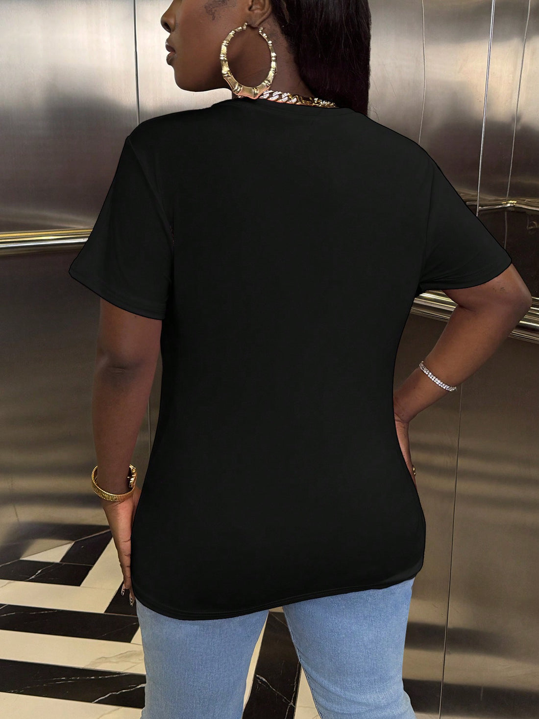 Feel elegant and comfortable with our Heartfelt Elegance black t-shirt for new moms. Adorned with sparkling crystals, this round neck top will add a touch of glamour to your everyday look. Perfect for busy moms who want to feel confident and stylish.