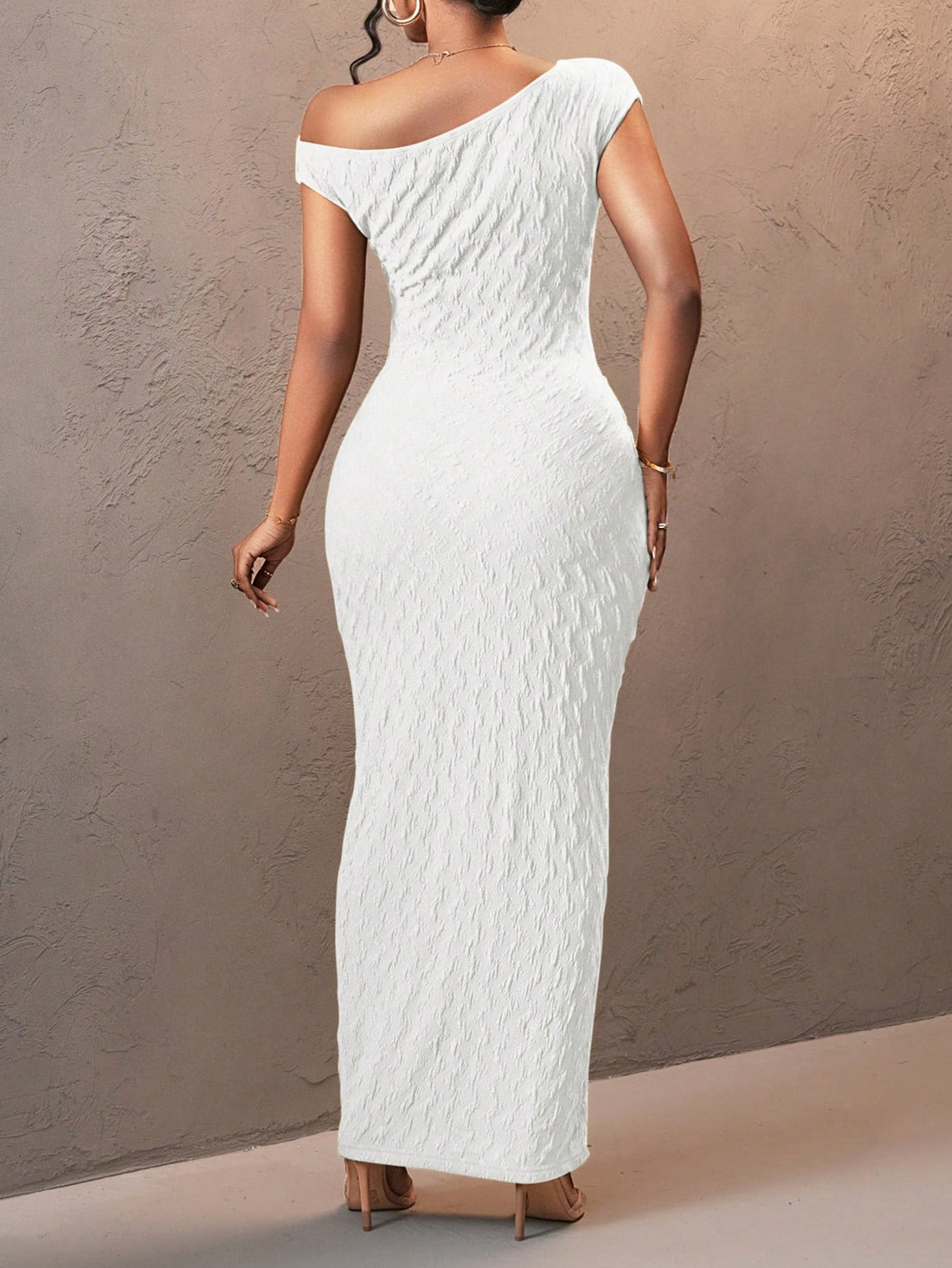 Be the envy of every party in 2024 with this Elegant One-Shoulder Green Dress. Perfect for Valentine's Day, New Year's celebrations, and any other occasion where you want to make a statement. Stand out in style and be the life of the party!