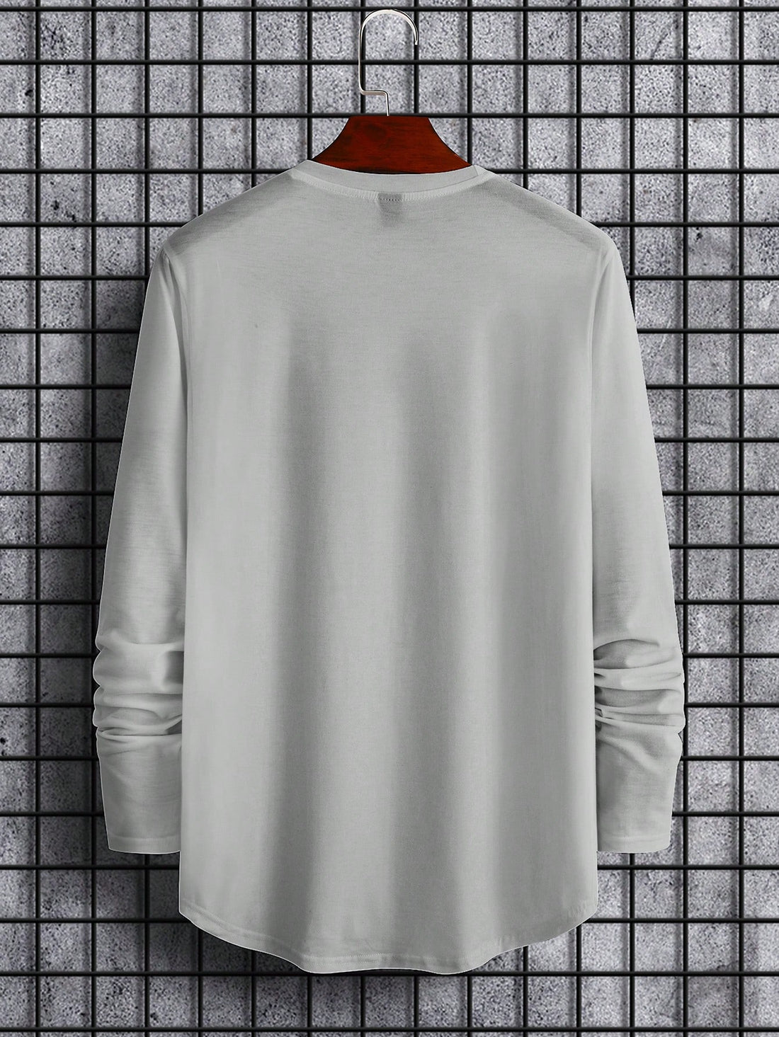 Get ready to smile! This Manfinity Homme Men's Casual Round Neck Long Sleeve T-Shirt features a playful smile print that's perfect for adding a touch of quirkiness to your wardrobe. With its soft fabric and long sleeves, it's the ideal choice for staying comfortable and stylish this autumn.