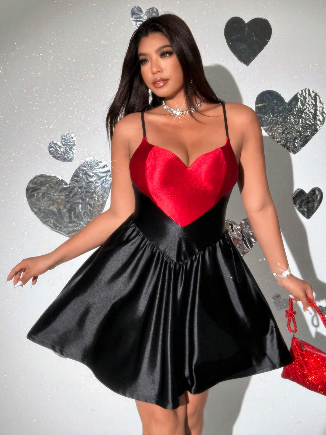 Get ready to turn heads with our Chic Plus Size Heart Decor Contrast Tube Dress. This dress effortlessly combines style and comfort with its flowy silhouette and heart-shaped accents. Perfect for any occasion, it's sure to be your new go-to dress!