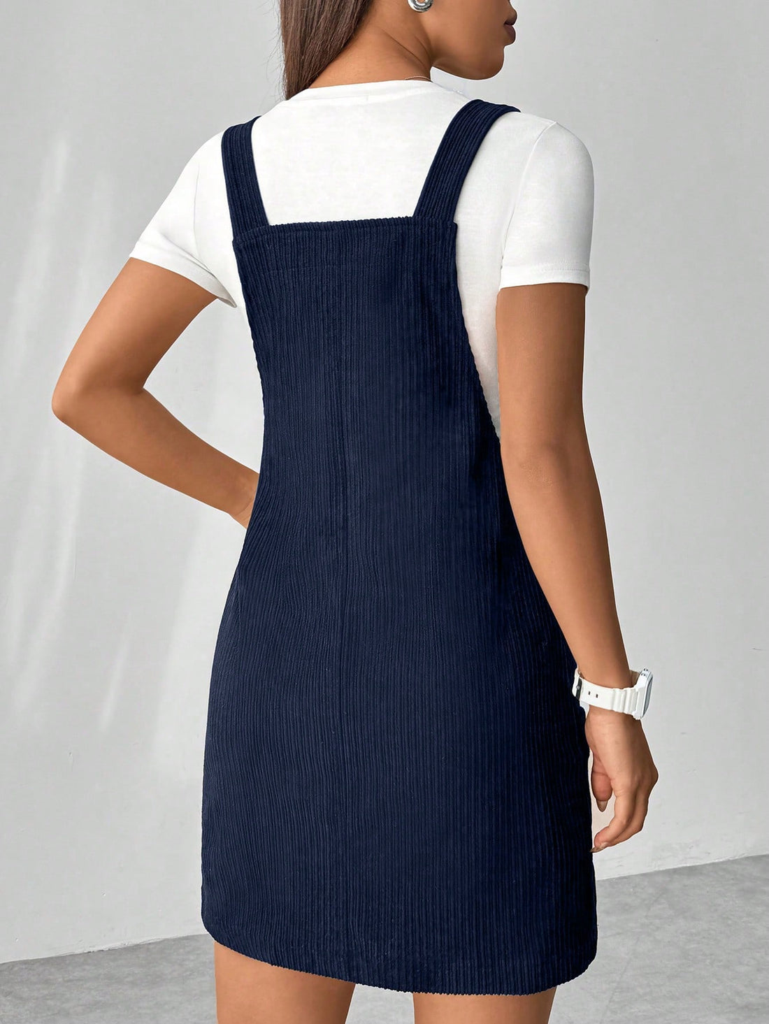 Add a touch of chic and coziness to your wardrobe with our Solid Color Pocket Corduroy Jumper Dress. The effortless style makes it perfect for any occasion, while the pockets provide convenience and functionality. Elevate your look with this trendy dress.