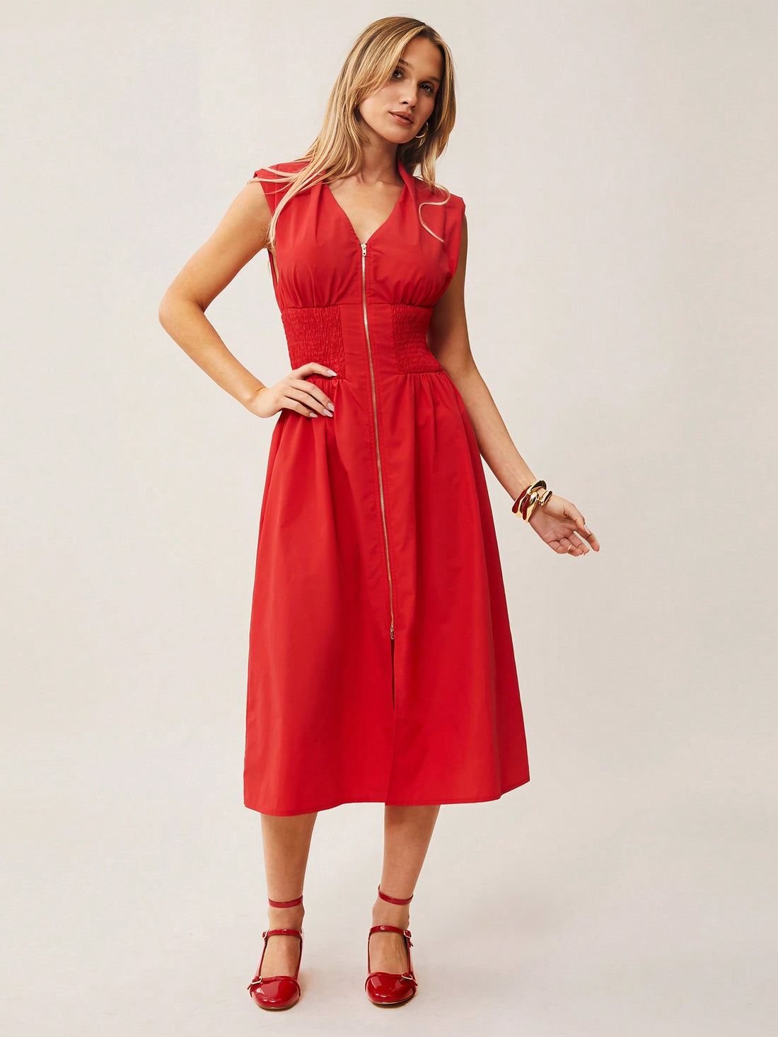 Get ready to turn heads in this Elegant Solid Color Sleeveless Midi Dress! With its flattering waist gathering and classic silhouette, you'll feel confident and stylish wherever you go. Perfect for a night out or a special occasion, this dress will elevate your wardrobe to a whole new level.