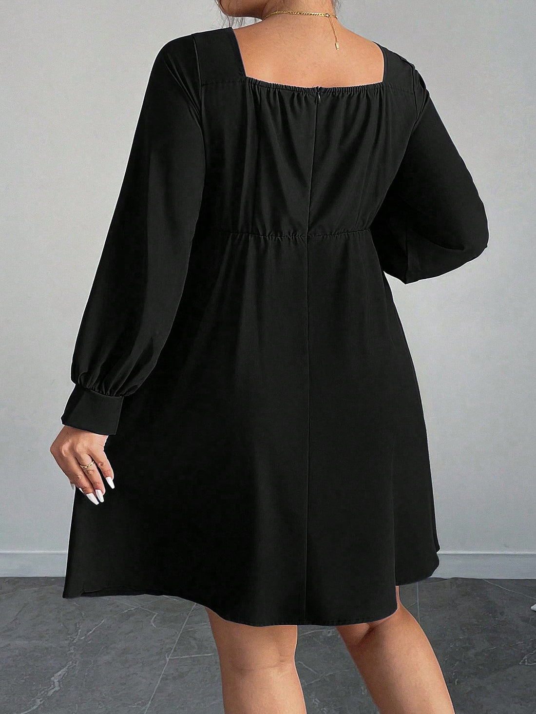 Get chic this autumn with our elegantly designed black dress! The lantern sleeves add a playful touch while the cinched waist highlights your curves. Perfect for plus sizes, this dress combines style with comfort.