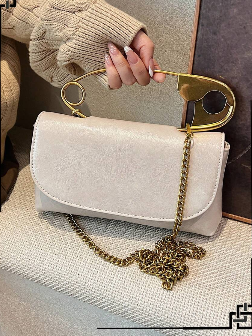Add timeless elegance to your wardrobe with this vintage burgundy shoulder bag for women. Designed with a rich burgundy finish and a sophisticated decorative brooch, this versatile handbag blends classic charm with modern functionality, making it a stylish choice for both everyday wear and special occasions.