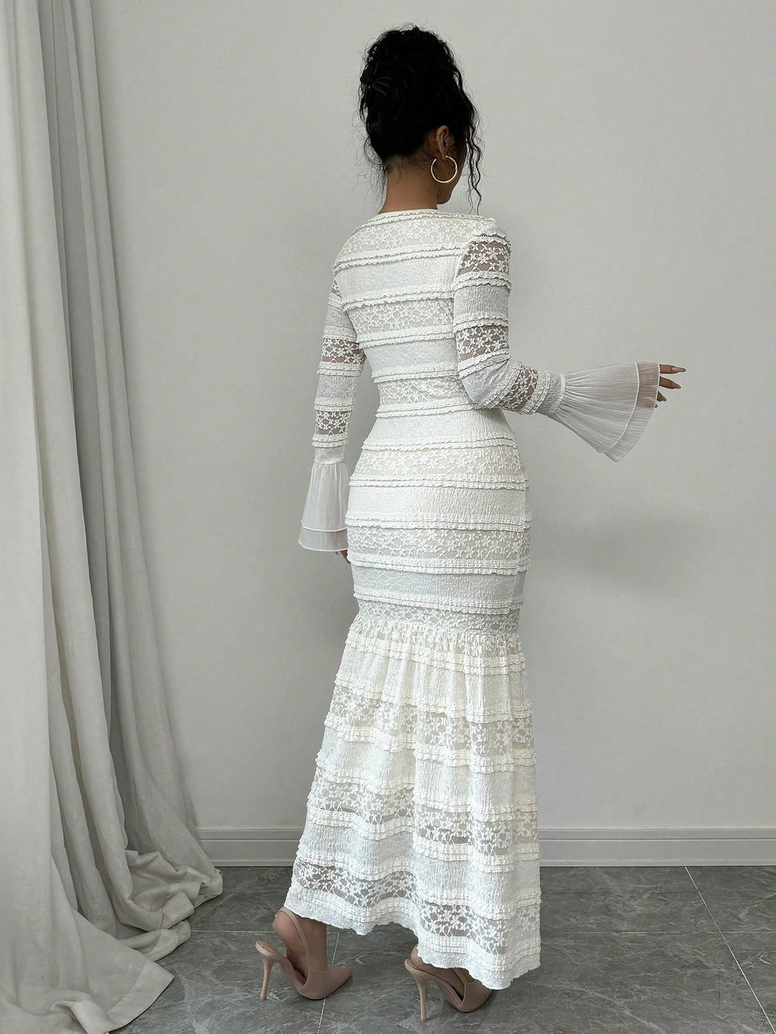 Unleash your chic elegance with this dress! With its pleated design, slim fit, and long sleeves, it exudes effortless style. The round neck adds a touch of classic charm. Perfect for any occasion, this dress will make you stand out in the most stylish way possible.