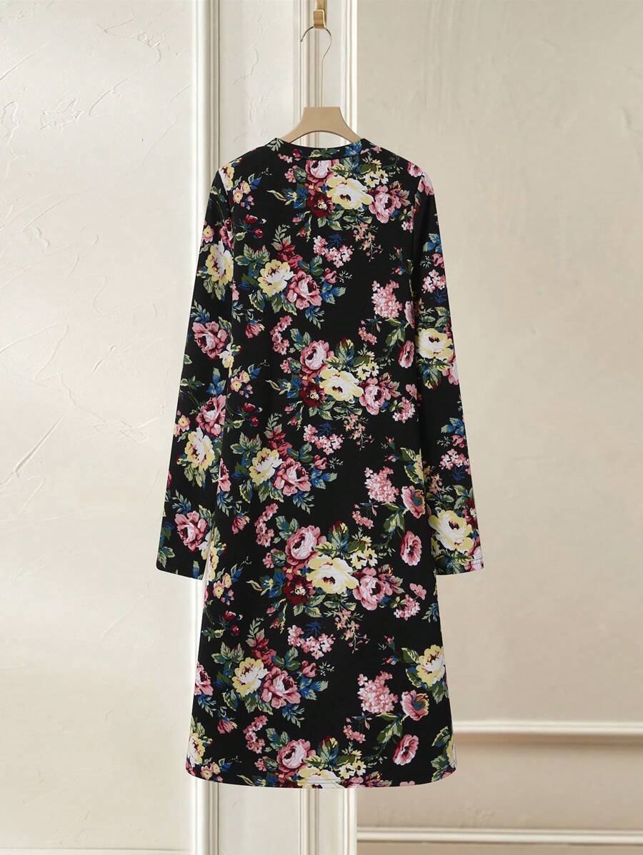 Unleash the romance in our Floral V-Neck Maxi Dress! Perfect for Valentine's Day, this long-sleeved dress boasts a flattering V-neck and blooming floral print. Embrace casual elegance and turn heads wherever you go.