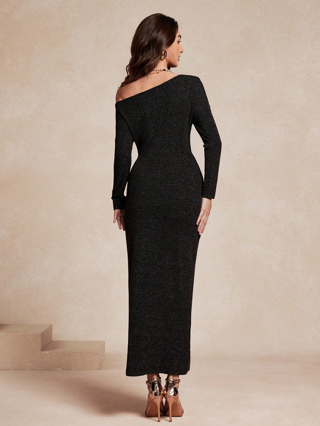 Get ready to turn heads with our Elegant Slim Fit Oblique Shoulder Long Sleeve Dress! Designed with a chic and stylish fit, this dress will make you stand out from the crowd. Its elegant and playful design is perfect for any casual occasion. Stay ahead of the fashion game with this must-have piece!