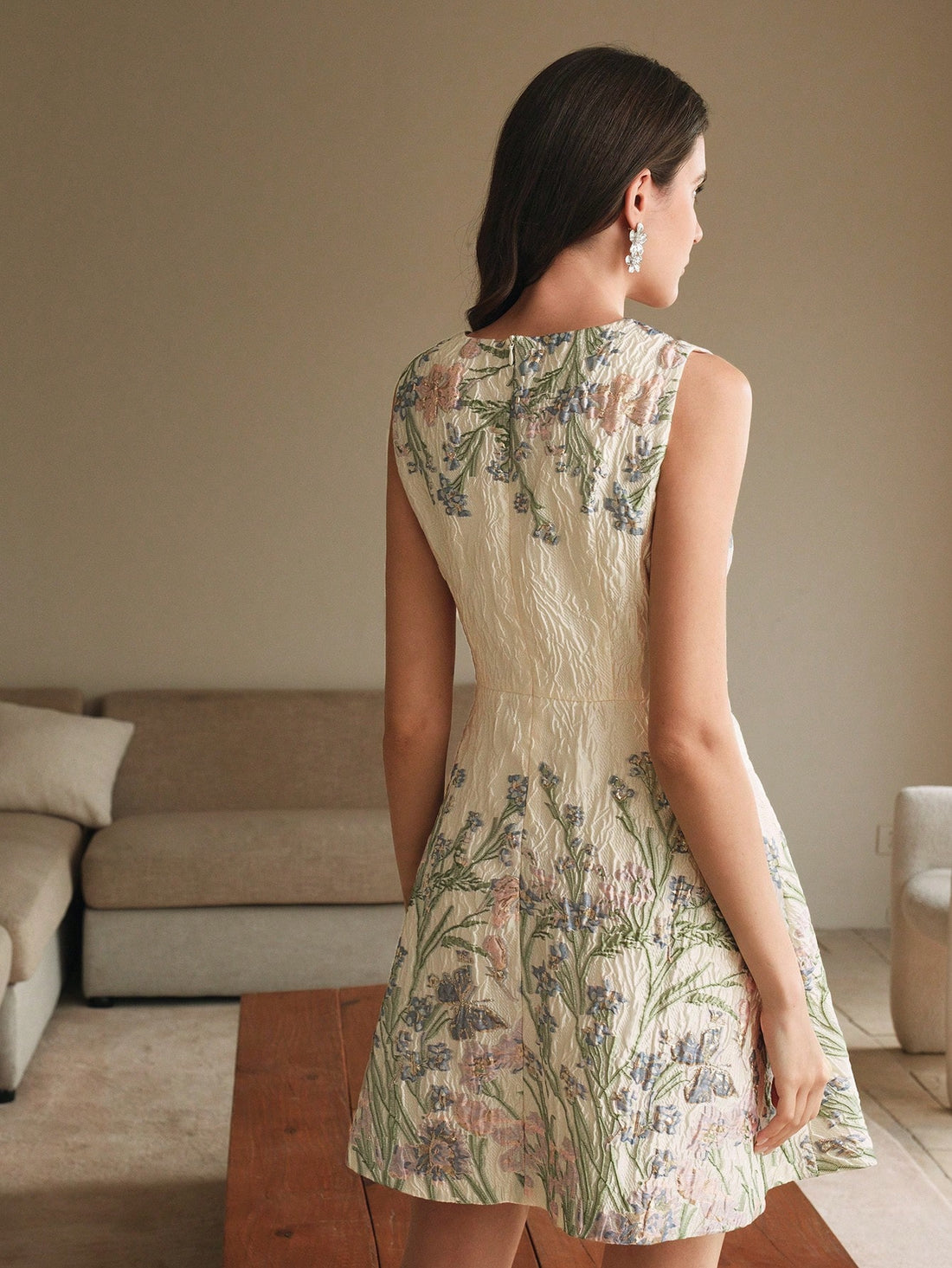 Step into charm with this Elegant Floral Print Sleeveless Dress, perfect for romantic dates and sunny vacations. Its breezy design keeps you cool while the vibrant floral pattern adds a playful touch to your look. Whether strolling along the beach or enjoying a candlelit dinner, this dress brings effortless style and flirty fun to every moment.