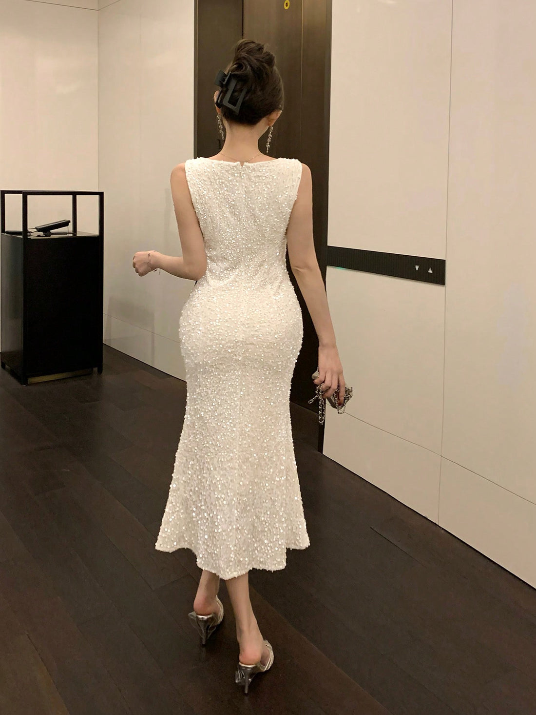 Shimmer and shine your way into everyone's hearts with this head-turning sequin midi dress! The flirty V-neck and sleeveless design keep you cool while looking hot, and the mermaid silhouette hugs your curves in all the right places. Whether you're dancing at prom or stealing the spotlight at your bestie's wedding, this sparkly number promises to make you the life of the party!