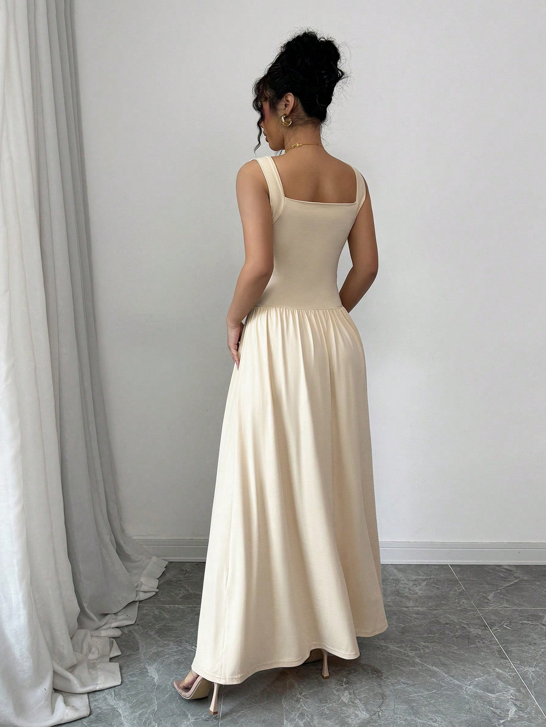 Get ready to turn heads at any formal occasion with our Elegant Pleated Solid Color Sleeveless Dress. The perfect blend of sophistication and style. Make a statement and feel confident with this stunning dress. Look elegant, feel elegant. (So fancy, wow!)