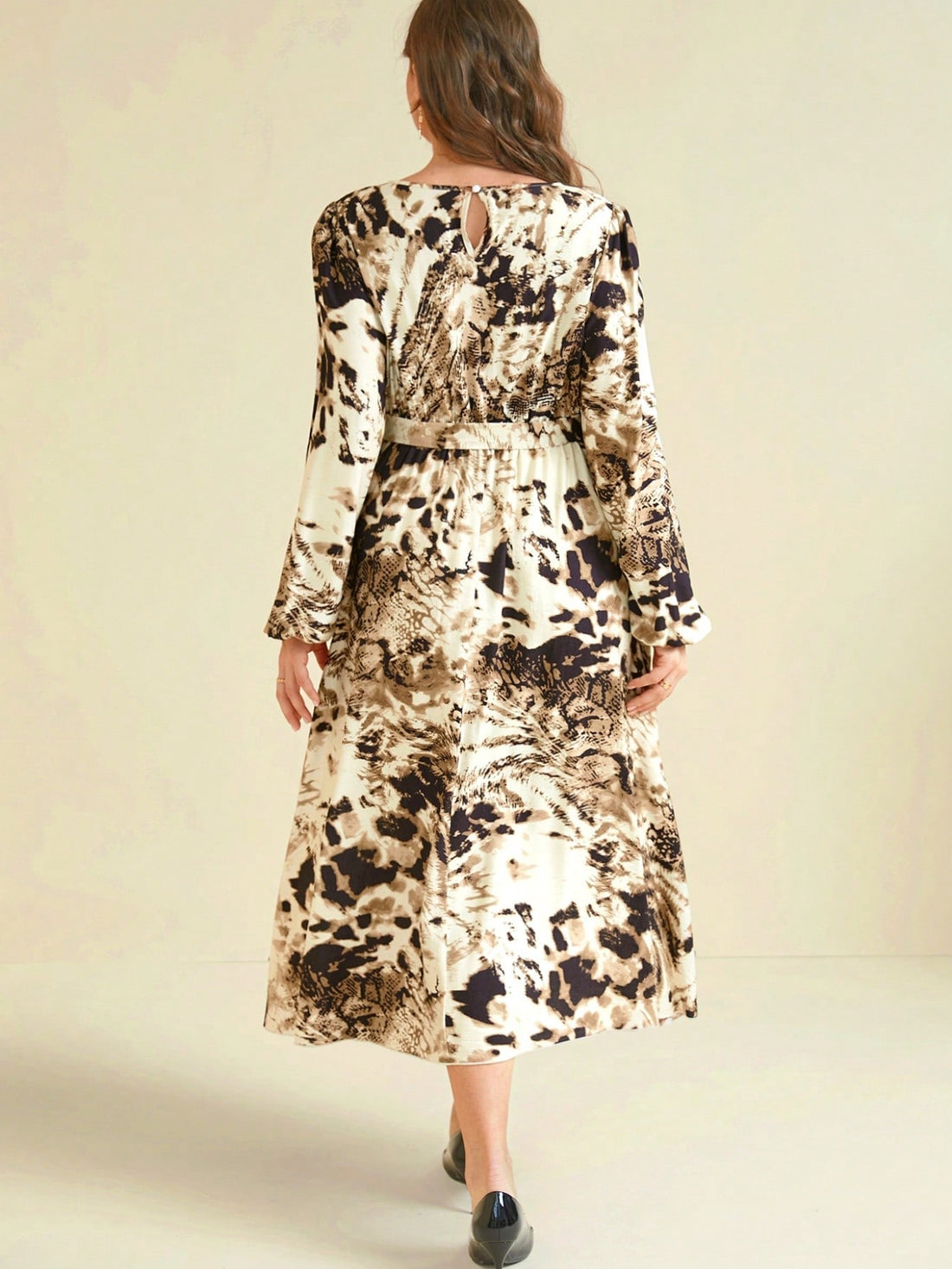 Step out in style with this Vintage Leopard Print Plus Size A-Line Dress, designed to celebrate your curves with a flattering silhouette and a chic belt to cinch your waist. Its fun, bold pattern is perfect for holiday parties or a flirty Valentine’s Day date, blending vintage charm with modern confidence. Feel fabulous and festive wherever you go!