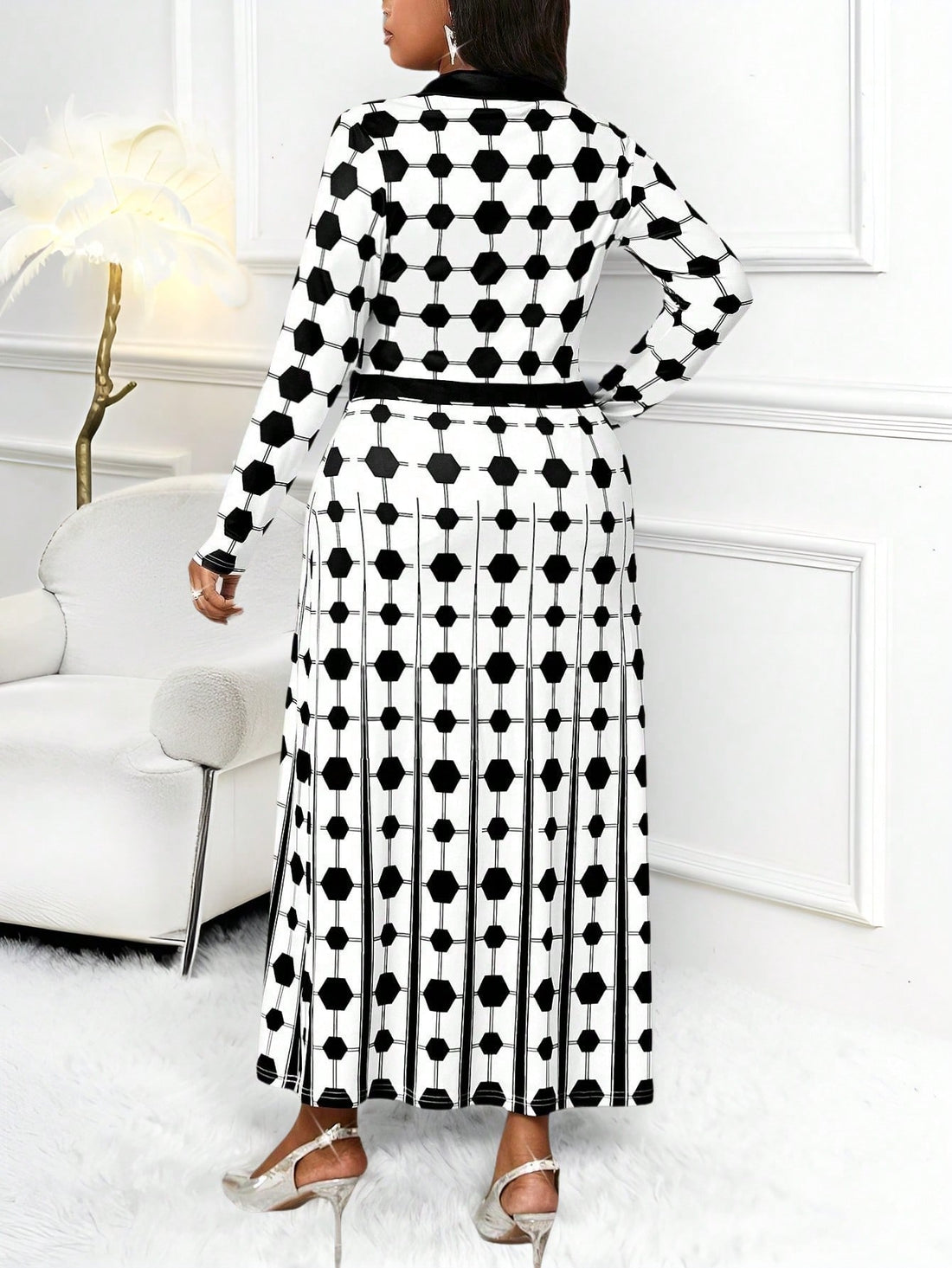 Turn heads effortlessly in this Elegant Plus Size Midi Dress, designed to sparkle at every party all year round. Its dazzling sequins catch the light, making you the star of any cocktail event. Comfortable and flattering, this dress celebrates your curves with a playful touch of glamour that shines through every season. Perfect for dancing the night away or making an unforgettable entrance!