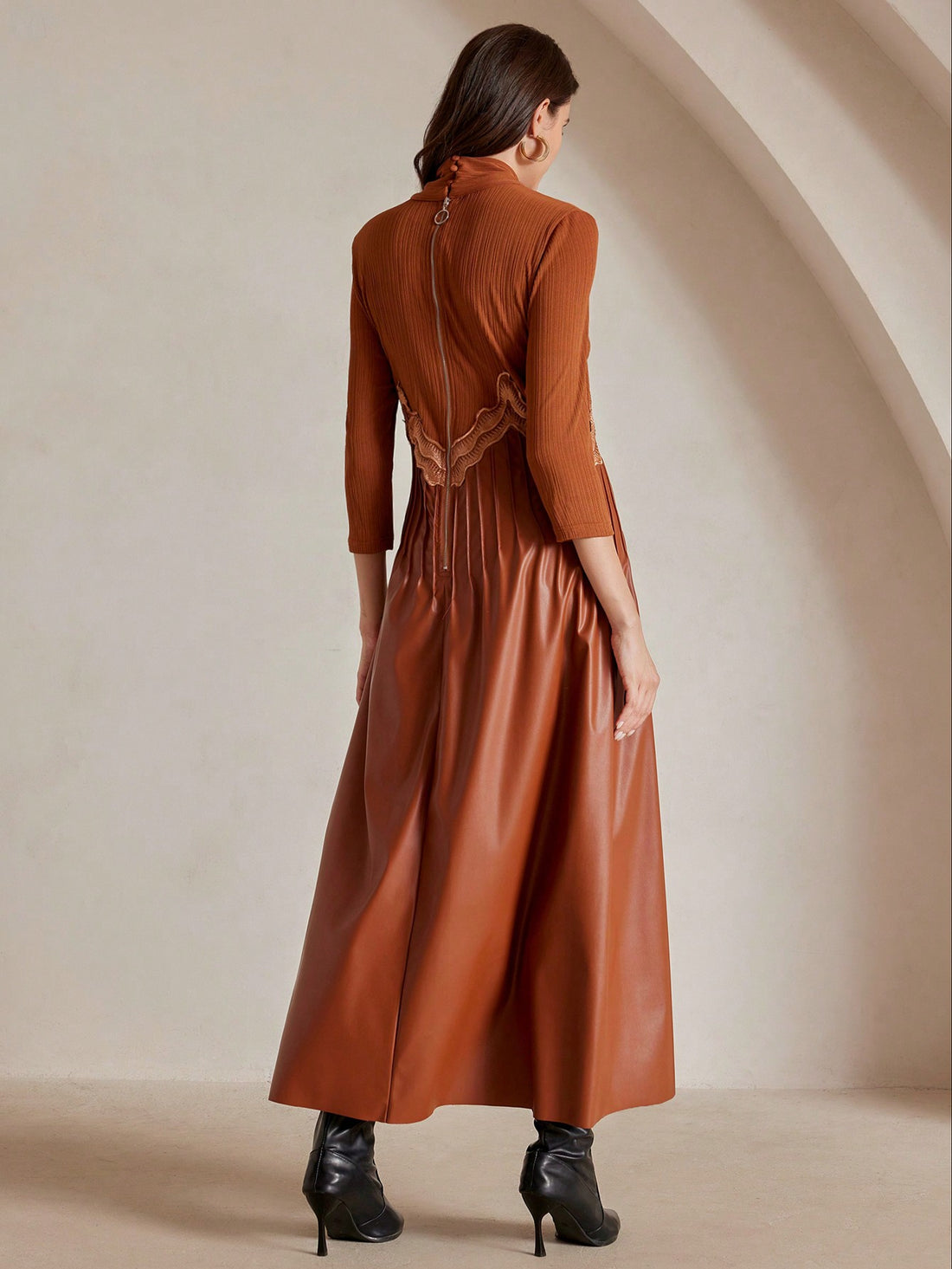 Get ready to wow in this Chic Vintage A-Line Midi Dress! The cross V-neck adds an edge to this classic silhouette, while the long sleeves keep you covered and comfortable. Perfect for any occasion, you'll be sure to turn heads and feel effortlessly stylish in this dress.